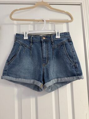 Universal Thread High-Waist Rolled Denim Women Shorts - Blue
Size: 6
